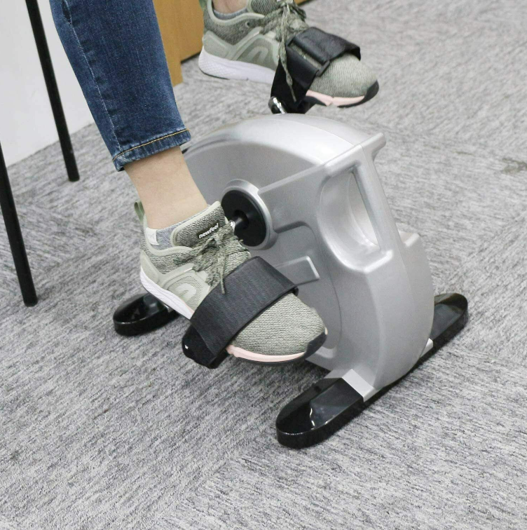 Mini pedalų treniruoklis su ekranu – kompaktiškas rankų ir kojų treniruoklis