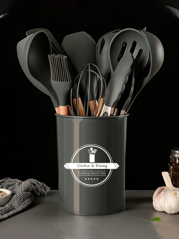 12 dalių virtuvės įrankių rinkinys su medinėmis rankenomis