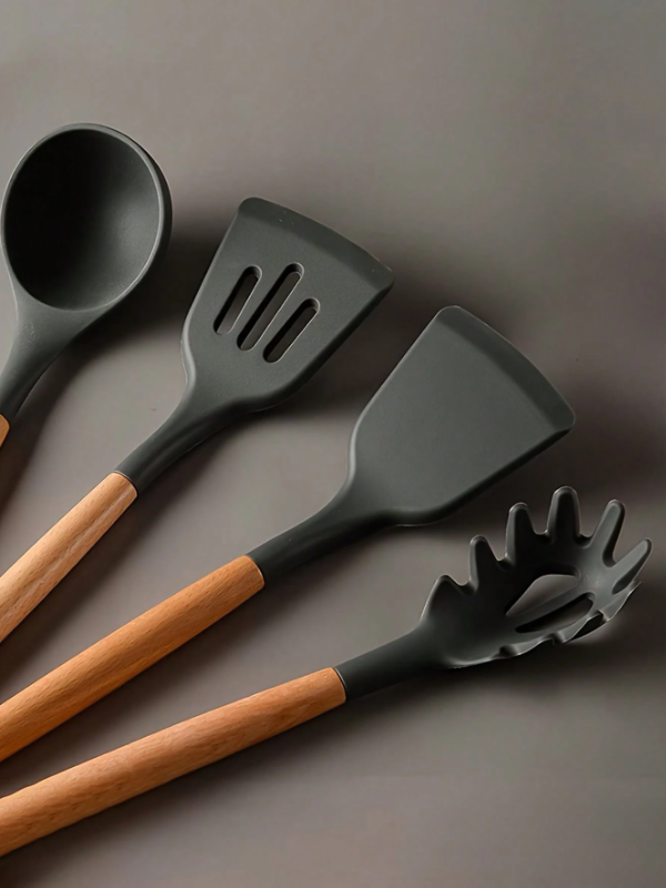 12 dalių virtuvės įrankių rinkinys su medinėmis rankenomis